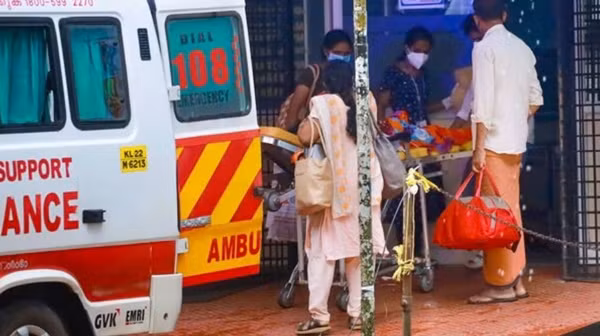 Một bệnh nhân nhiễm virus Nipah ở bang Kerala được chuyển tới nơi cách ly. Ảnh: PTI. Một bệnh nhân nhiễm virus Nipah ở bang Kerala được chuyển tới nơi cách ly. Ảnh: PTI.