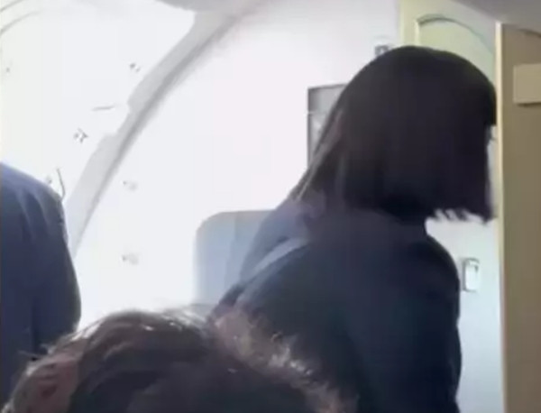 Nữ tiếp viên hàng không rời khỏi máy bay. Ảnh: TYT Sports. Nữ tiếp viên hàng không rời khỏi máy bay. Ảnh: TYT Sports.