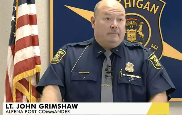 Cảnh sát đang nói về vụ việc. Ảnh: 9and10news. Cảnh sát đang nói về vụ việc. Ảnh: 9and10news.