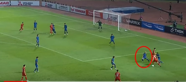 Hậu vệ Theerathon. Ảnh: YouTube.