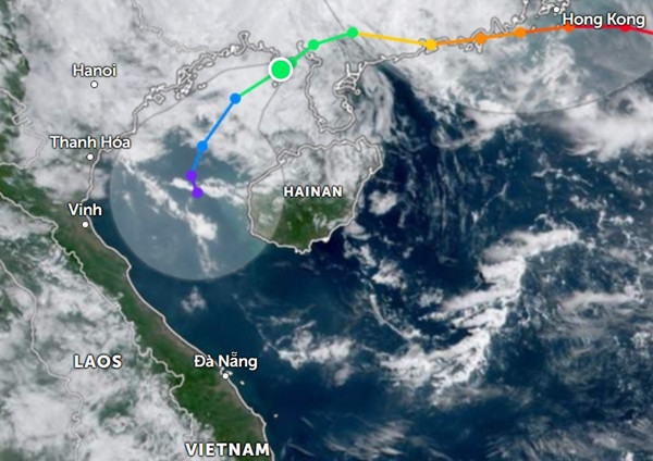 Dự báo của Mỹ vào sáng 3/9 về đường đi của bão Saola, chấm tròn lớn màu xanh là vị trí hiện tại. Ảnh: Zoom Earth. Dự báo của Mỹ vào sáng 3/9 về đường đi của bão Saola, chấm tròn lớn màu xanh là vị trí hiện tại. Ảnh: Zoom Earth.