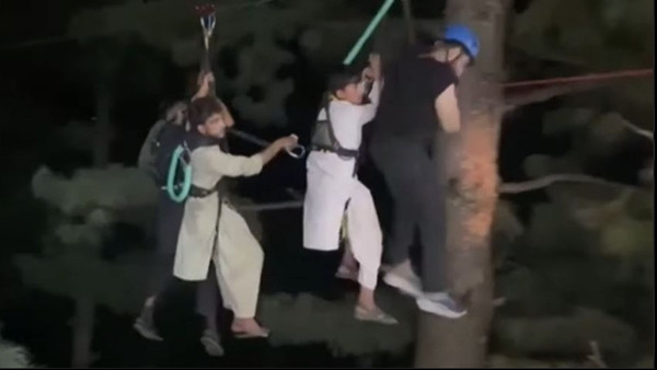 Những học sinh đang được cứu. Ảnh: Rescue 1122 Hazara. Những học sinh đang được cứu. Ảnh: Rescue 1122 Hazara.