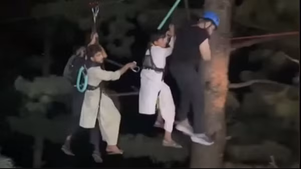 Những học sinh đang được cứu. Ảnh: Rescue 1122 Hazara.
