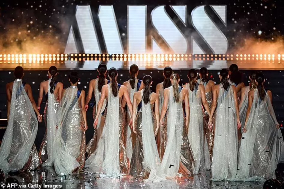 Eve (người thứ ba từ bên trái) là thí sinh duy nhất cắt tóc ngắn. Ảnh: AFP via Getty.