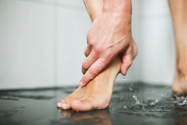 Nên tắm rửa từ chân lên thay vì từ đầu xuống, nhất là khi đi nắng về. Ảnh minh họa: Shutterstock.
