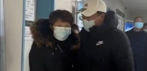 Người mẹ lôi con trai 38 tuổi đến gặp bác sĩ tâm lý. Ảnh: Weibo.