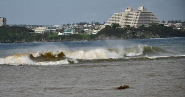 Sóng ở bãi biển trở thành màu nâu ở gần nơi bão Bolaven đi qua. Ảnh: Guam PDN. Sóng ở bãi biển trở thành màu nâu ở gần nơi bão Bolaven đi qua. Ảnh: Guam PDN.