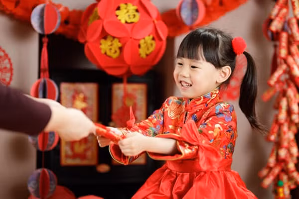 2 người con quyết đòi bằng được tiền lì xì bị bố lấy. Ảnh minh họa: Shutterstock.