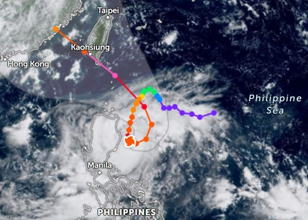 Đường đi hiện tại và dự báo của bão Saola (xoáy ốc màu cam là vị trí hiện tại vào sáng nay, 27/8). Ảnh: Zoom Earth. Đường đi hiện tại và dự báo của bão Saola (xoáy ốc màu cam là vị trí hiện tại vào sáng nay, 27/8). Ảnh: Zoom Earth.