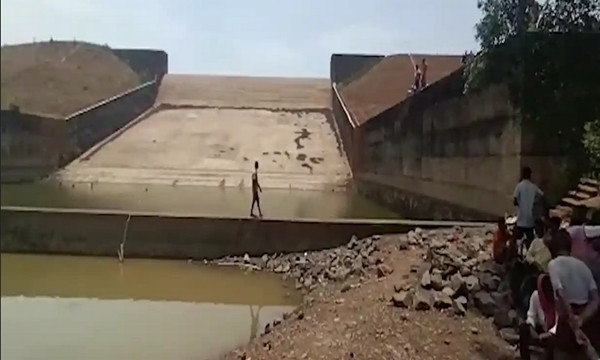 Nước trong hồ chứa bị bơm ra ngoài. Ảnh: KhabarBebak. Nước trong hồ chứa bị bơm ra ngoài. Ảnh: KhabarBebak.