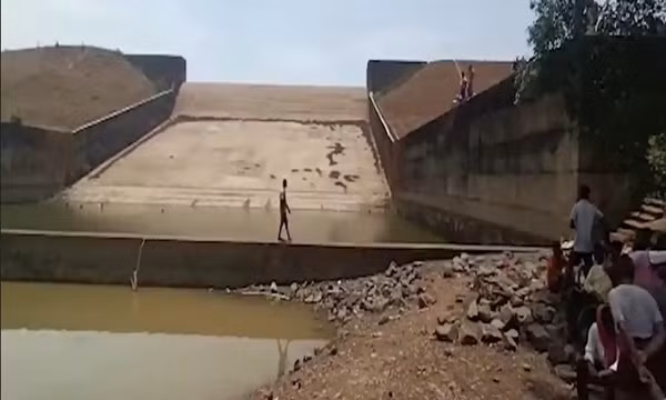 Nước trong hồ chứa bị bơm ra ngoài. Ảnh: KhabarBebak.