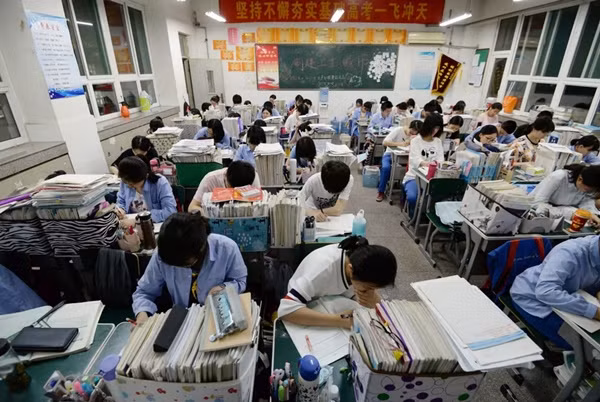 Học sinh trung học Trung Quốc ôn tập đến khuya trước kỳ thi gaokao. Ảnh: EPA-EFE.