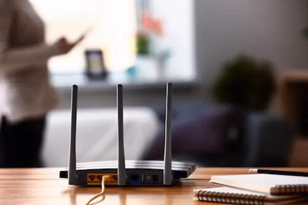 Vị trí đặt đầu phát WiFi ảnh hưởng đáng kể đến tốc độ kết nối. Ảnh minh họa: Reviews.