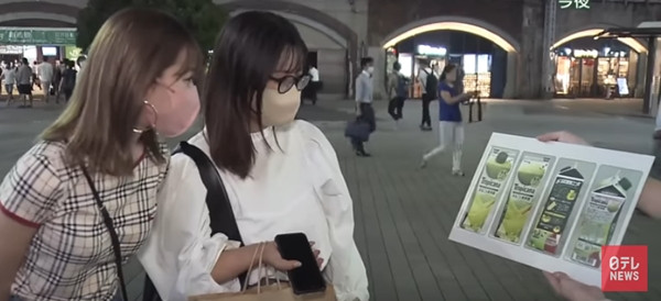 Khách hàng khi được hỏi đều tin rằng đây là 100% nước ép dưa lưới. Ảnh: YouTube. Khách hàng khi được hỏi đều tin rằng đây là 100% nước ép dưa lưới. Ảnh: YouTube.