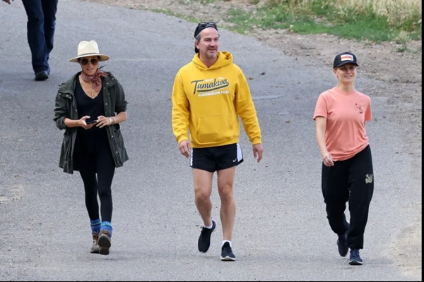 Meghan đi bộ cùng 2 người bạn trong khi không quay về Anh vào cuối tuần vừa rồi. Ảnh: Backgrid. Meghan đi bộ cùng 2 người bạn trong khi không quay về Anh vào cuối tuần vừa rồi. Ảnh: Backgrid.