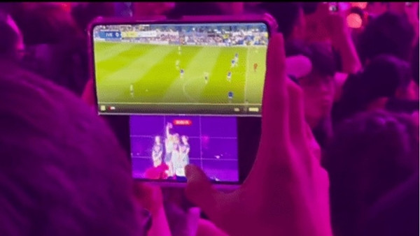 Một công đôi việc. Ảnh: Azraei. Một công đôi việc. Ảnh: Azraei.