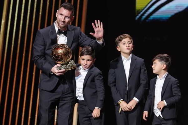 Messi lập kỷ lục khi nhận QBV thứ 8 trong sự nghiệp. Ảnh: AFP.