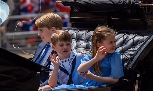 3 con của William - Kate ngồi xe ngựa dự lễ diễu hành năm 2022. Ảnh: Getty.