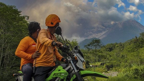 Người dân lo lắng nhìn ngọn núi lửa vào cuối tuần vừa rồi. Ảnh: Slamet Riyadi/ AP. Người dân lo lắng nhìn ngọn núi lửa vào cuối tuần vừa rồi. Ảnh: Slamet Riyadi/ AP.