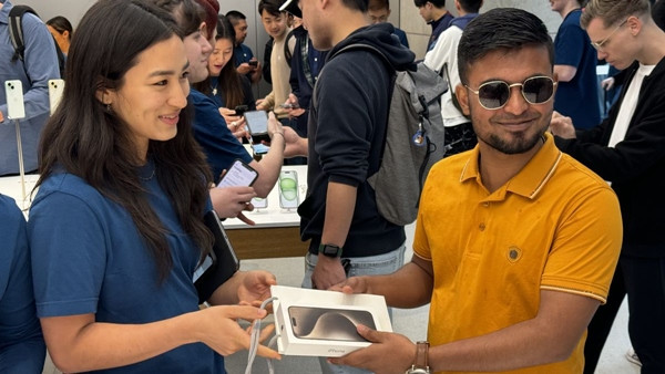 Bulbul (phải) - người đầu tiên trên thế giới mua được iPhone 15. Ảnh: Trevor Long.