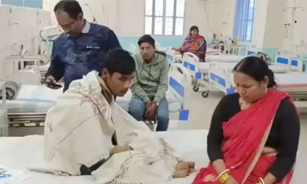 Manish nhập viện vì ngất xỉu ở trường thi, cô của cậu phải ở bên chăm sóc. Ảnh: Times of India. Manish nhập viện vì ngất xỉu ở trường thi, cô của cậu phải ở bên chăm sóc. Ảnh: Times of India.