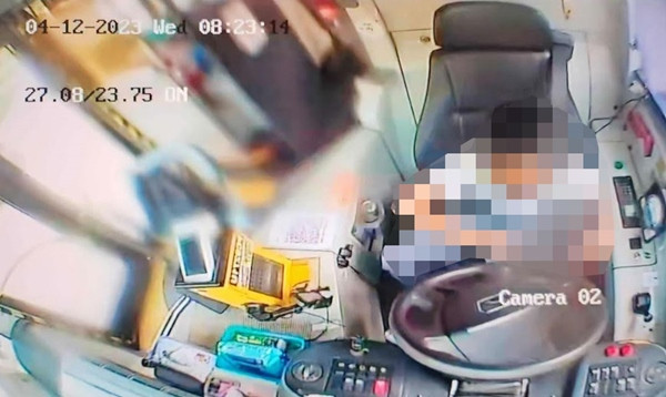 Bé trai lái xe buýt ăn trộm đi chơi. Ảnh: MSN. Bé trai lái xe buýt ăn trộm đi chơi. Ảnh: MSN.