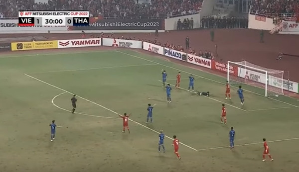 Tiến Linh đưa bóng vào lưới ĐT Thái Lan khi thủ môn Thái đã ngã. Ảnh: YouTube. Tiến Linh đưa bóng vào lưới ĐT Thái Lan khi thủ môn Thái đã ngã. Ảnh: YouTube.