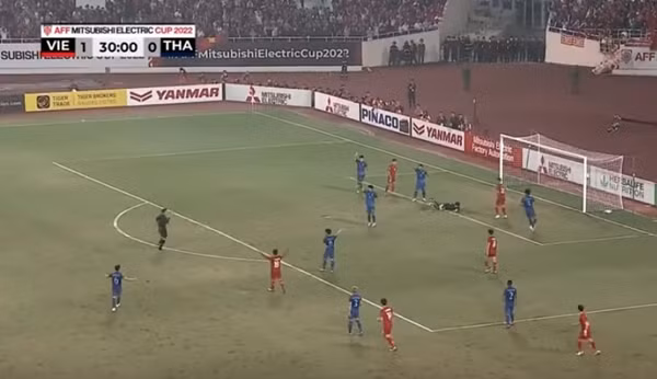 Tiến Linh đưa bóng vào lưới ĐT Thái Lan khi thủ môn Thái đã ngã. Ảnh: YouTube.