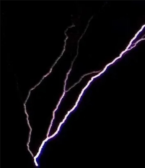 Sét đánh ngược từ dưới đất lên trời ở Texas (Mỹ). Ảnh: Dan Robinson. Sét đánh ngược từ dưới đất lên trời ở Texas (Mỹ). Ảnh: Dan Robinson.