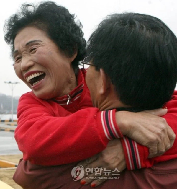 Ai cũng vui mừng cho bà Cha. Ảnh: Yonhap. Ai cũng vui mừng cho bà Cha. Ảnh: Yonhap.