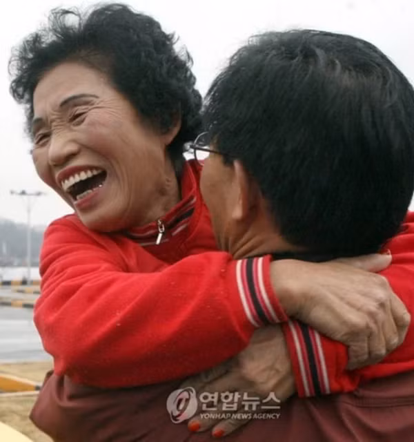 Ai cũng vui mừng cho bà Cha. Ảnh: Yonhap. Ai cũng vui mừng cho bà Cha. Ảnh: Yonhap.