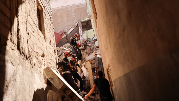 Nhân viên cứu hộ đang tìm kiếm trong một tòa nhà bị phá hủy do động đất, ảnh chụp ngày 10/9. Ảnh: Nacho Doce/ Reuters. Nhân viên cứu hộ đang tìm kiếm trong một tòa nhà bị phá hủy do động đất, ảnh chụp ngày 10/9. Ảnh: Nacho Doce/ Reuters.