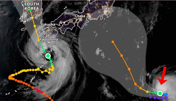Bão Lan đã hình thành, được dự báo lại hướng vào Nhật Bản (đường nhiều màu bên trái là bão Khanun; những chấm tròn lớn màu xanh lá cây là vị trí hiện tại của bão Khanun và bão Lan ở thời điểm chiều 8/8). Ảnh: Zoom Earth. Bão Lan đã hình thành, được dự báo lại hướng vào Nhật Bản (đường nhiều màu bên trái là bão Khanun; những chấm tròn lớn màu xanh lá cây là vị trí hiện tại của bão Khanun và bão Lan ở thời điểm chiều 8/8). Ảnh: Zoom Earth.