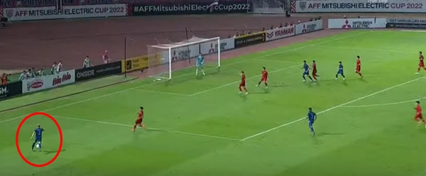 Dâng lên cao rất nhanh, đá như một tiền đạo cánh. Ảnh: YouTube.