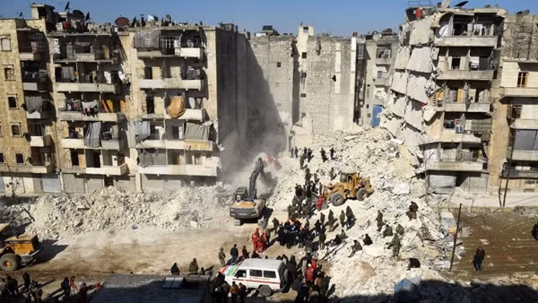 Các đội cứu hộ ở Syria đang tìm nạn nhân bên dưới các tòa nhà sập (ảnh chụp ngày 9/2). Ảnh: AFP/ Getty.