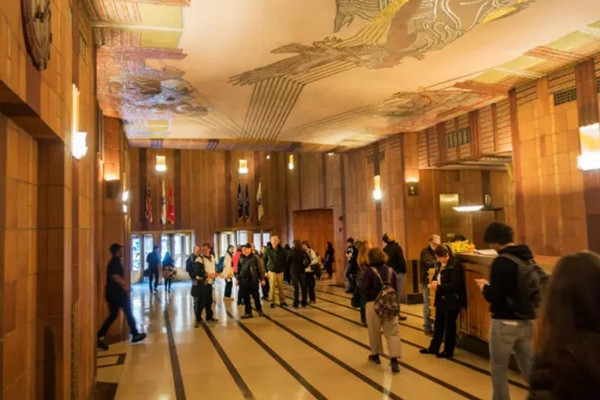 Bên trong một tòa nhà không cửa sổ. Ảnh: Randy Duchaine/ Alamy.