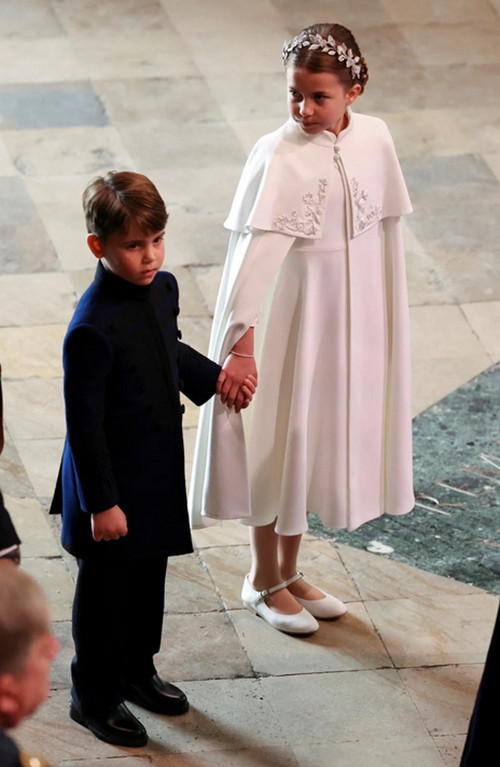 Công chúa Charlotte rất trưởng thành khi "quản lý" Hoàng tử Louis trong buổi lễ. Ảnh: PHIL NOBLE/ POOL/ AFP.