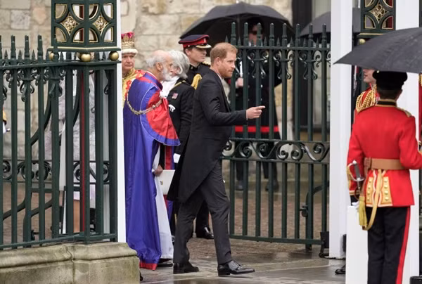 Harry nhanh chóng đi ra cổng Tu viện Westminster để ra sân bay chứ không ở lại dự những sự kiện quan trọng khác cùng gia đình. Ảnh: AP.