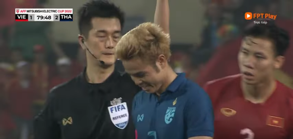 Theerathon nhận thẻ vàng ở phút thứ 80 trong trận với ĐT Việt Nam. Ảnh: YouTube. Theerathon nhận thẻ vàng ở phút thứ 80 trong trận với ĐT Việt Nam. Ảnh: YouTube.