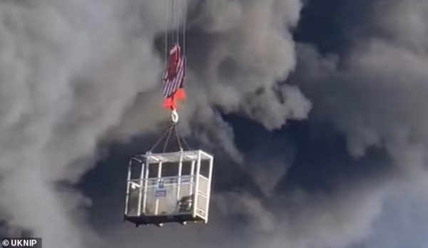 Pha giải cứu "kiểu Hollywood". Ảnh: UKNIP. Pha giải cứu "kiểu Hollywood". Ảnh: UKNIP.