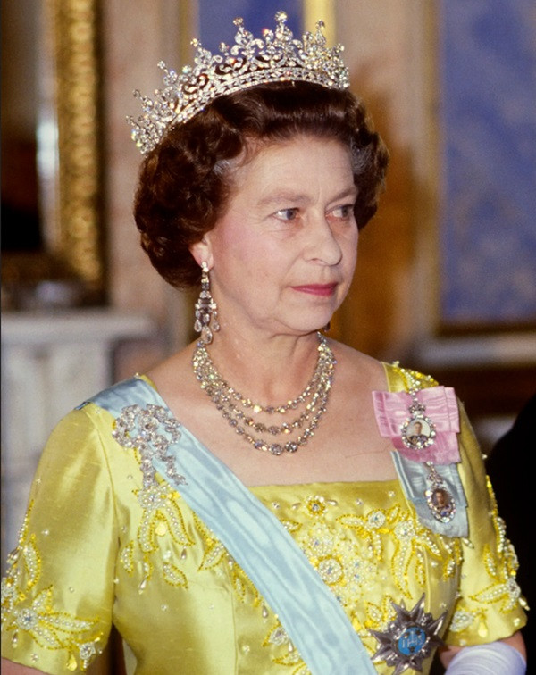 Nữ hoàng Elizabeth II đeo sợi dây chuyền nổi tiếng. Ảnh: Getty.