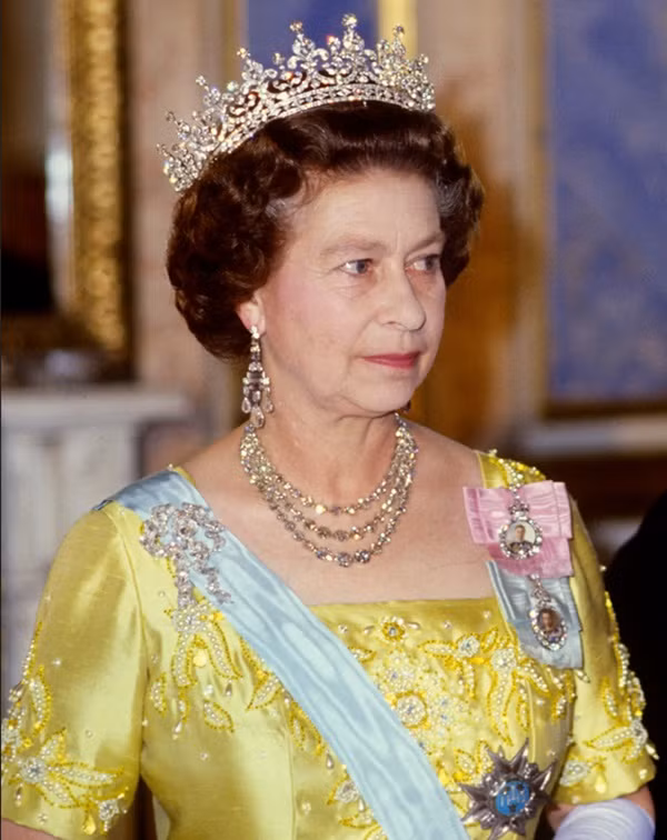 Nữ hoàng Elizabeth II đeo sợi dây chuyền nổi tiếng. Ảnh: Getty.