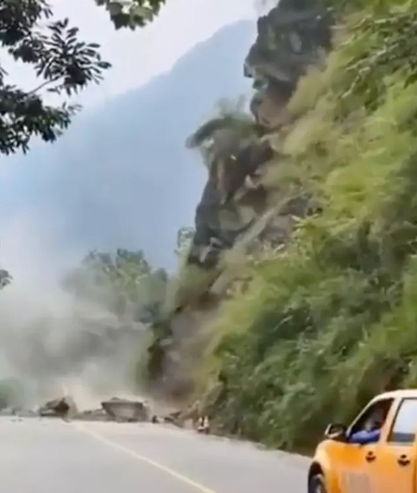 Tài xế lái chiếc xe màu vàng nâu đã dừng lại kịp thời. Ảnh: The Weather Channel.