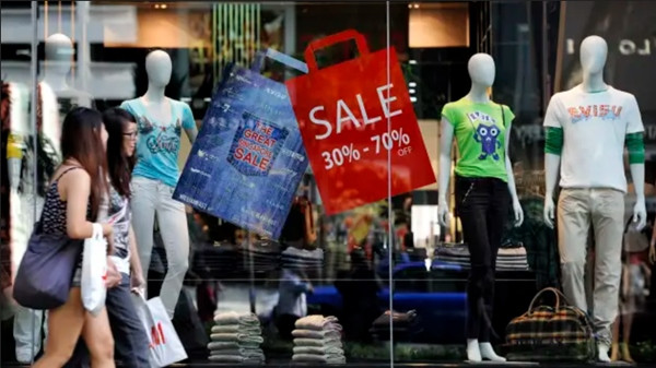Người trẻ Singapore hay mua đồ hiệu, và tất nhiên, ai cũng thích mua đồ giảm giá. Ảnh: Bloomberg/ Getty.