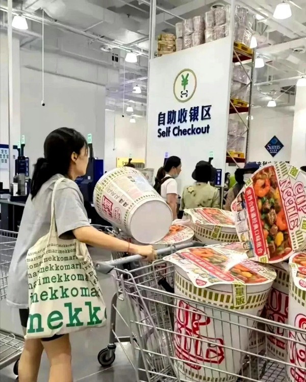 Những cốc mì khổng lồ bán chạy hơn hẳn mì gói bình thường. Ảnh: Xiaohongshu.