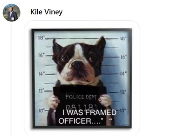 Một "meme" mà cư dân mạng tạo ra, với hình ảnh chú chó bị bắt và nói: "Em bị gài đó, anh cảnh sát ơi". Ảnh: Twitter. Một "meme" mà cư dân mạng tạo ra, với hình ảnh chú chó bị bắt và nói: "Em bị gài đó, anh cảnh sát ơi". Ảnh: Twitter.