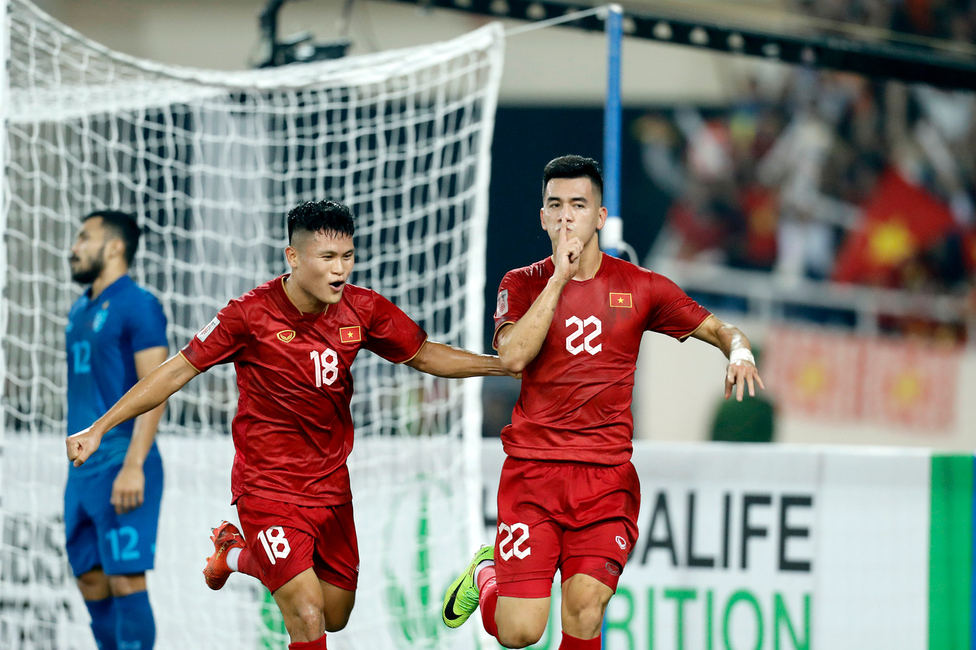 ĐT Việt Nam và ĐT Thái Lan hòa nhau với tỷ số 2-2 trên sân Mỹ Đình. Ảnh: AFF Mitsubishi Electric Cup.