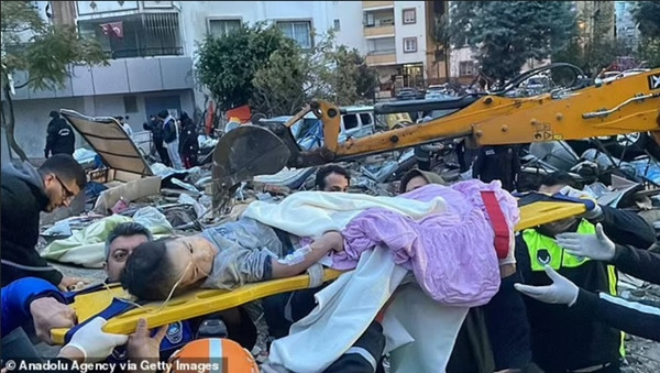 Một em nhỏ mới được đưa ra khỏi một tòa nhà sập. Ảnh: Anadolu Agency via Getty. Một em nhỏ mới được đưa ra khỏi một tòa nhà sập. Ảnh: Anadolu Agency via Getty.