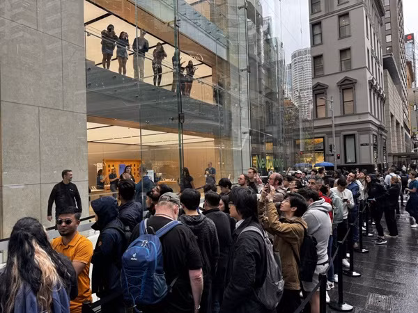 Khách hàng ở Sydney (Úc) xếp hàng chờ mua iPhone 15 vào sáng 22/9. Ảnh: Trevor Long.