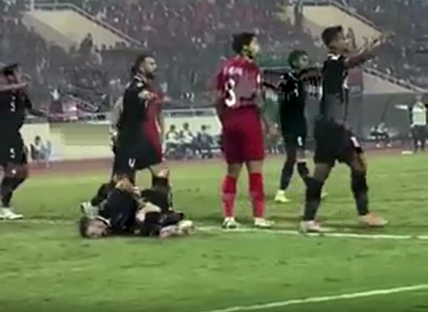 Klok cũng nào phải dạng vừa khi lăn ra ăn vạ dù chẳng ai động vào người. Ảnh: YouTube. Klok cũng nào phải dạng vừa khi lăn ra ăn vạ dù chẳng ai động vào người. Ảnh: YouTube.